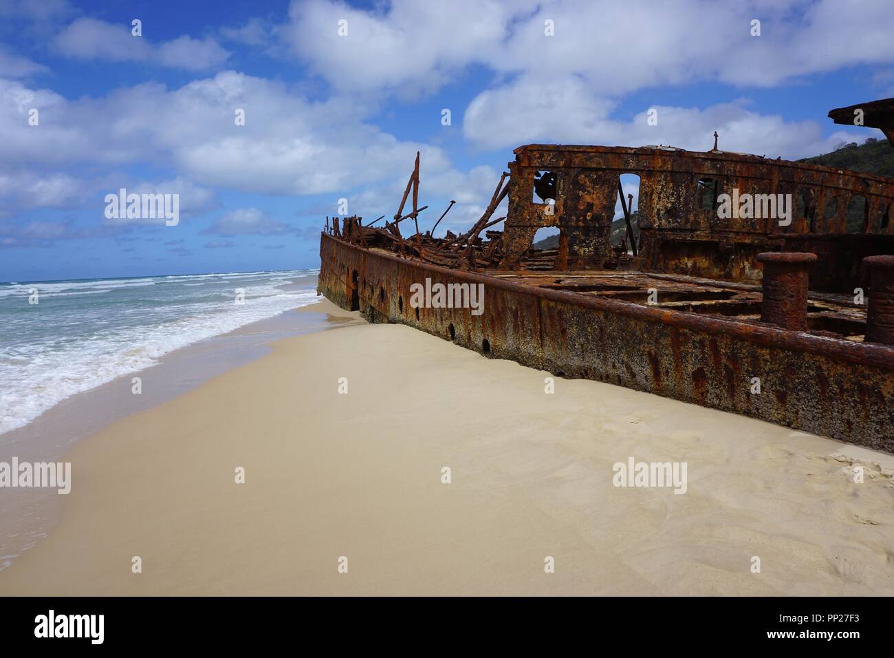 Rusty Relitto della SS Maheno su 75 miglia di spiaggia Foto Stock