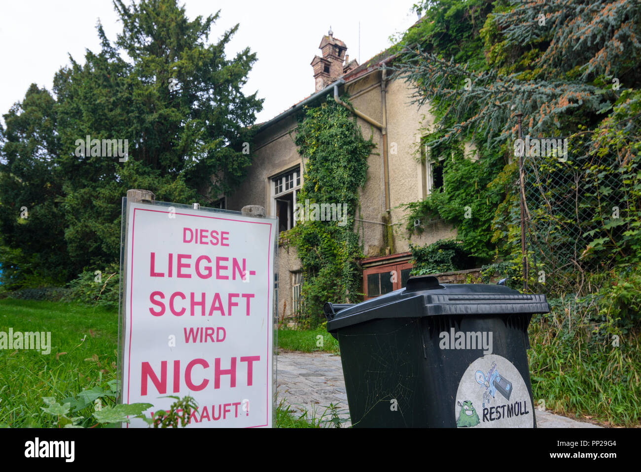 Wien, Vienna: segno 'Diese Liegenschaft wird nicht verkauft', eseguire down house Neustift am Walde, 19. Döbling, Wien, Austria Foto Stock