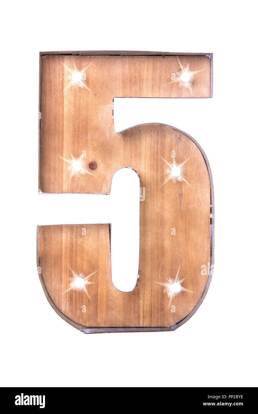Fatti a mano e di stagno Numero di legno cinque segno con luci su uno sfondo bianco Foto Stock