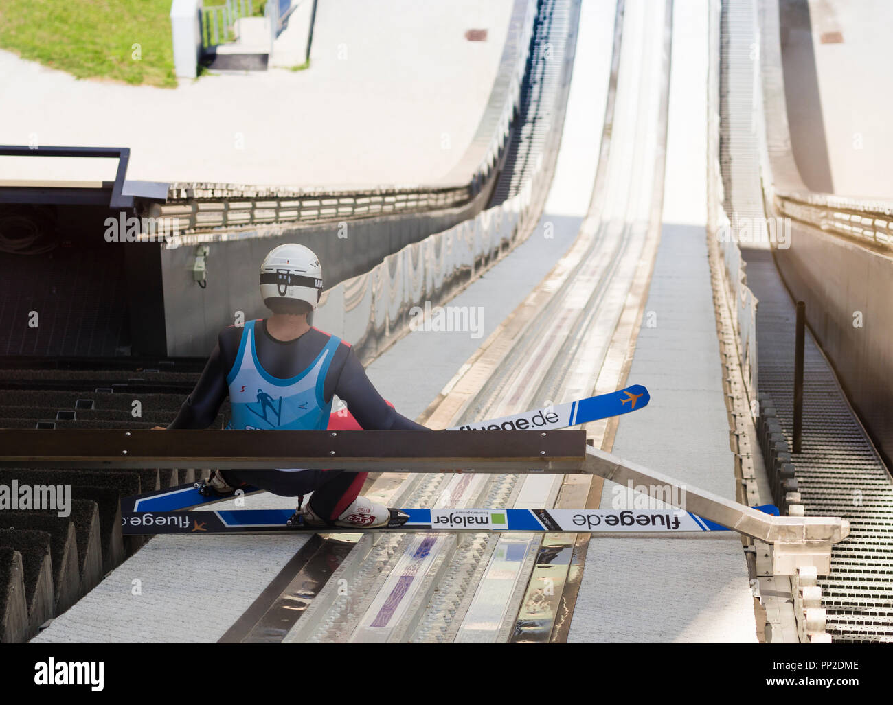 Un ponticello di sci a Bergisel di salto con gli sci a Innsbruck (Austria) è quasi pronto per saltare fuori durante l'estate. Foto Stock