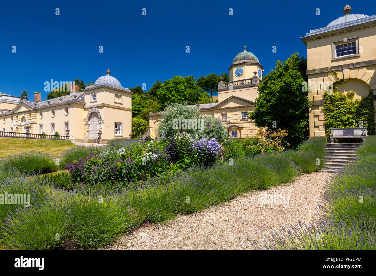 Impressionante architettura palladiana e colorata piantagione di Castle Hill House e giardini, vicino Filleigh, Devon, Inghilterra, Regno Unito Foto Stock