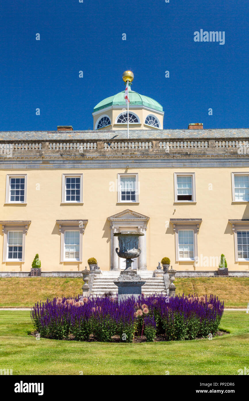 Impressionante architettura palladiana e colorata piantagione di Castle Hill House e giardini, vicino Filleigh, Devon, Inghilterra, Regno Unito Foto Stock