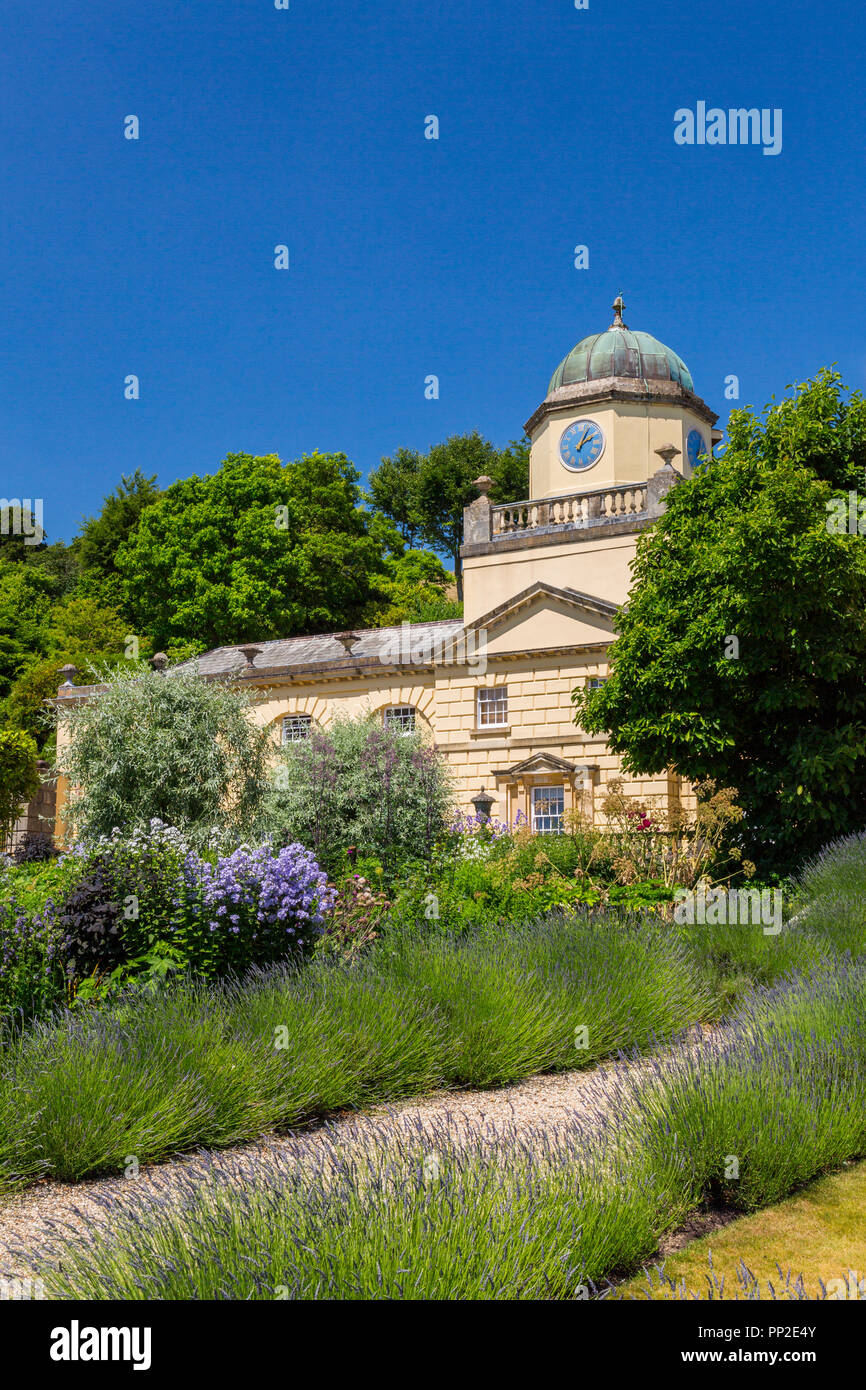 Impressionante architettura palladiana e colorata piantagione di Castle Hill House e giardini, vicino Filleigh, Devon, Inghilterra, Regno Unito Foto Stock