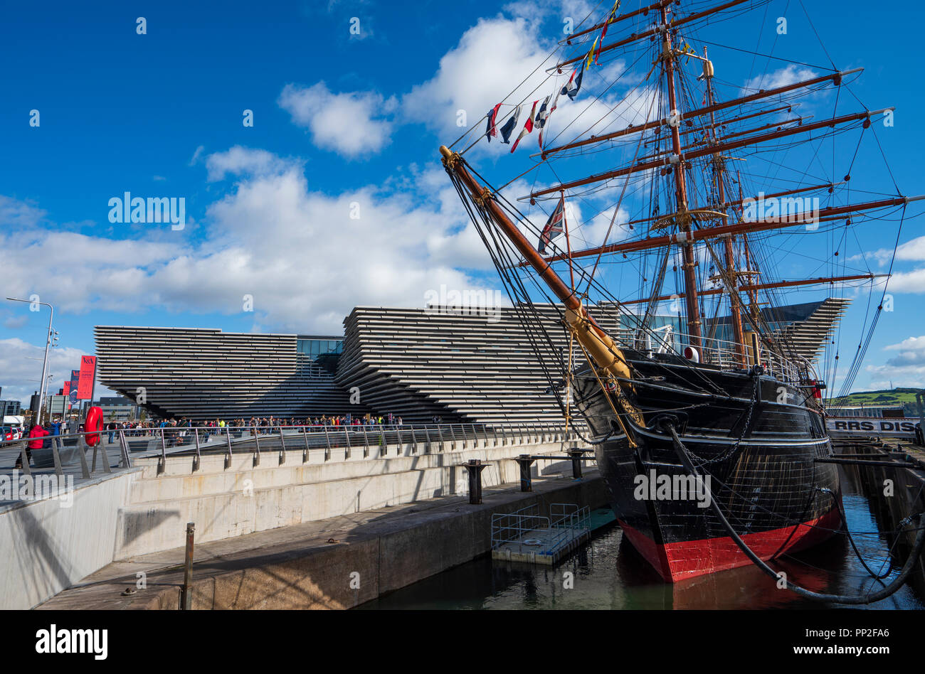 Esterno del nuovo V&un museo e RRS Discovery nave al Discovery Point sul primo fine settimana dopo l'apertura di Dundee , Scozia, Regno Unito. Foto Stock