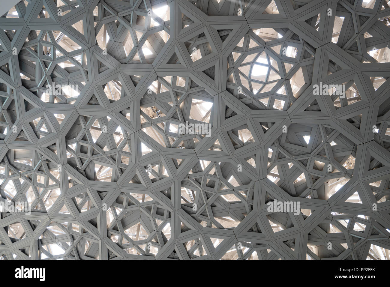 Interno del Louvre Abu Dhabi a Saadiyat isola il distretto culturale di Abu Dhabi, negli Emirati Arabi Uniti. Architetto Jean Nouvel Foto Stock