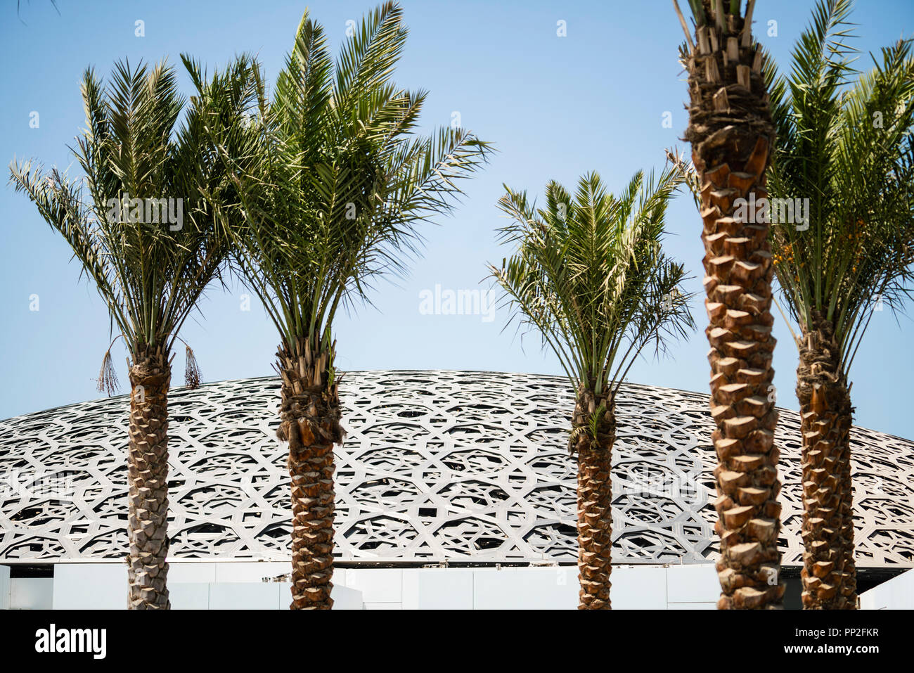 Vista esterna del Louvre Abu Dhabi a Saadiyat isola il distretto culturale di Abu Dhabi, negli Emirati Arabi Uniti. Architetto Jean Nouvel Foto Stock