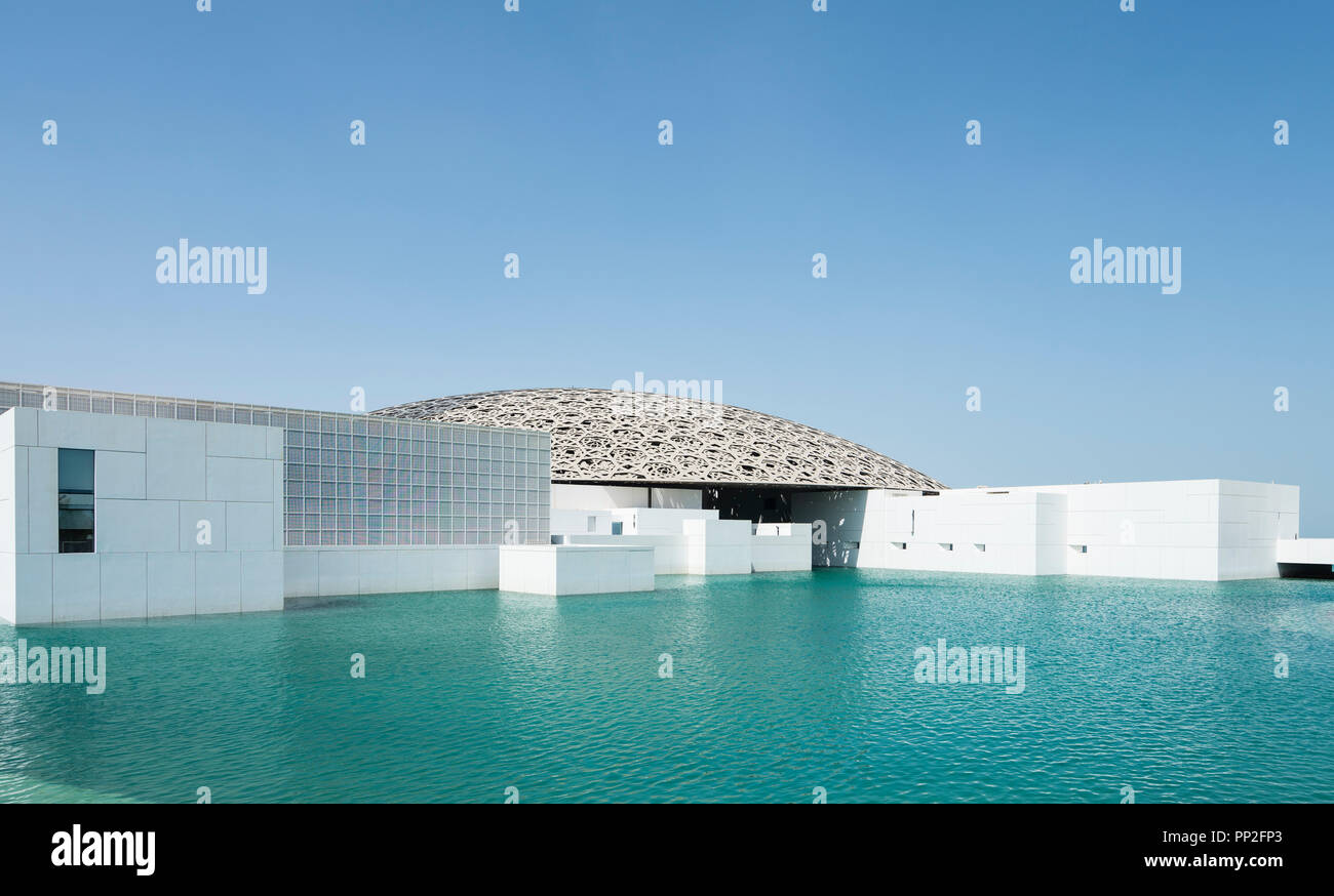 Vista esterna del Louvre Abu Dhabi a Saadiyat isola il distretto culturale di Abu Dhabi, negli Emirati Arabi Uniti. Architetto Jean Nouvel Foto Stock