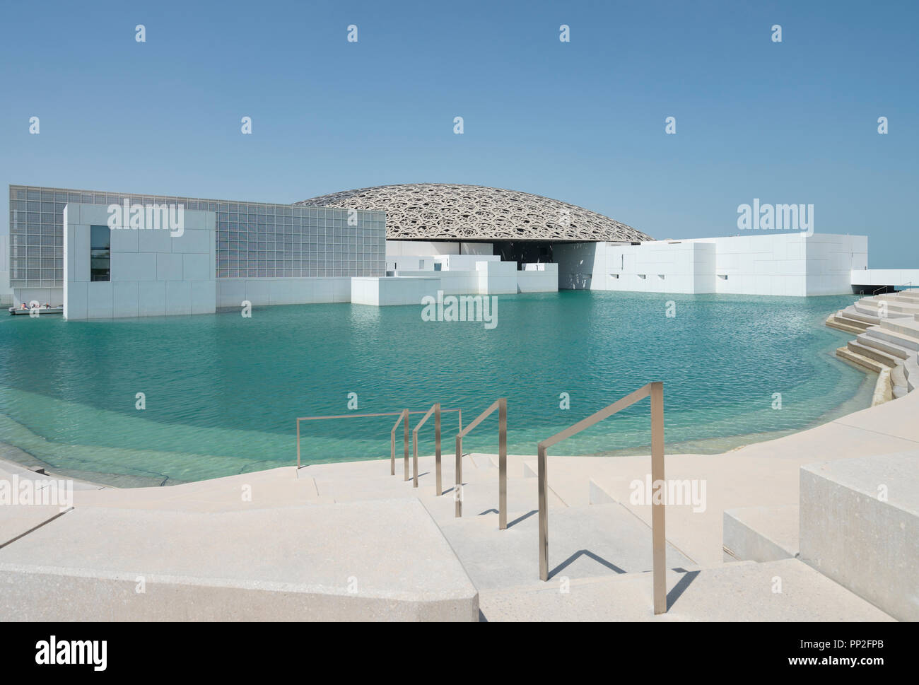 Vista esterna del Louvre Abu Dhabi a Saadiyat isola il distretto culturale di Abu Dhabi, negli Emirati Arabi Uniti. Architetto Jean Nouvel Foto Stock