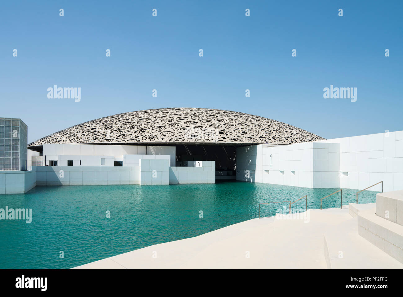 Vista esterna del Louvre Abu Dhabi a Saadiyat isola il distretto culturale di Abu Dhabi, negli Emirati Arabi Uniti. Architetto Jean Nouvel Foto Stock