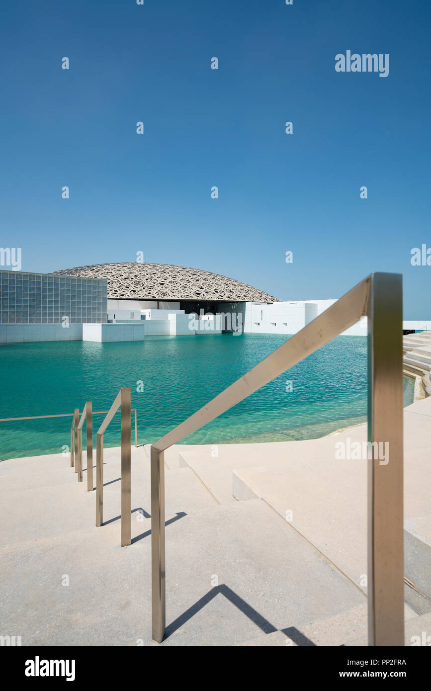 Vista esterna del Louvre Abu Dhabi a Saadiyat isola il distretto culturale di Abu Dhabi, negli Emirati Arabi Uniti. Architetto Jean Nouvel Foto Stock