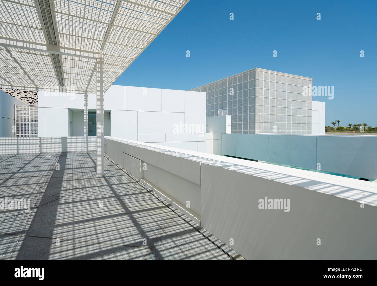 Vista esterna del Louvre Abu Dhabi a Saadiyat isola il distretto culturale di Abu Dhabi, negli Emirati Arabi Uniti. Architetto Jean Nouvel Foto Stock