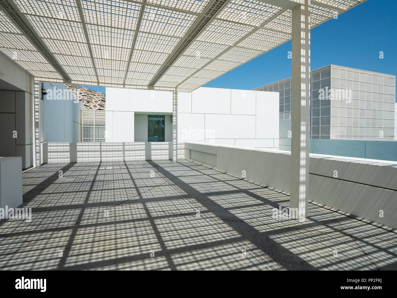 Vista esterna del Louvre Abu Dhabi a Saadiyat isola il distretto culturale di Abu Dhabi, negli Emirati Arabi Uniti. Architetto Jean Nouvel Foto Stock