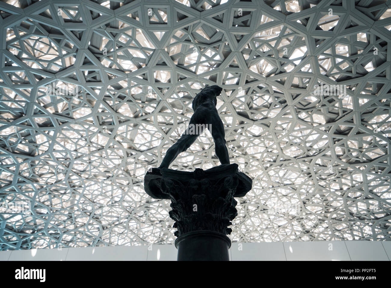 La scultura uomo a piedi, su una colonna di Auguste Rodin a Louvre Abu Dhabi, Emirati arabi uniti Foto Stock