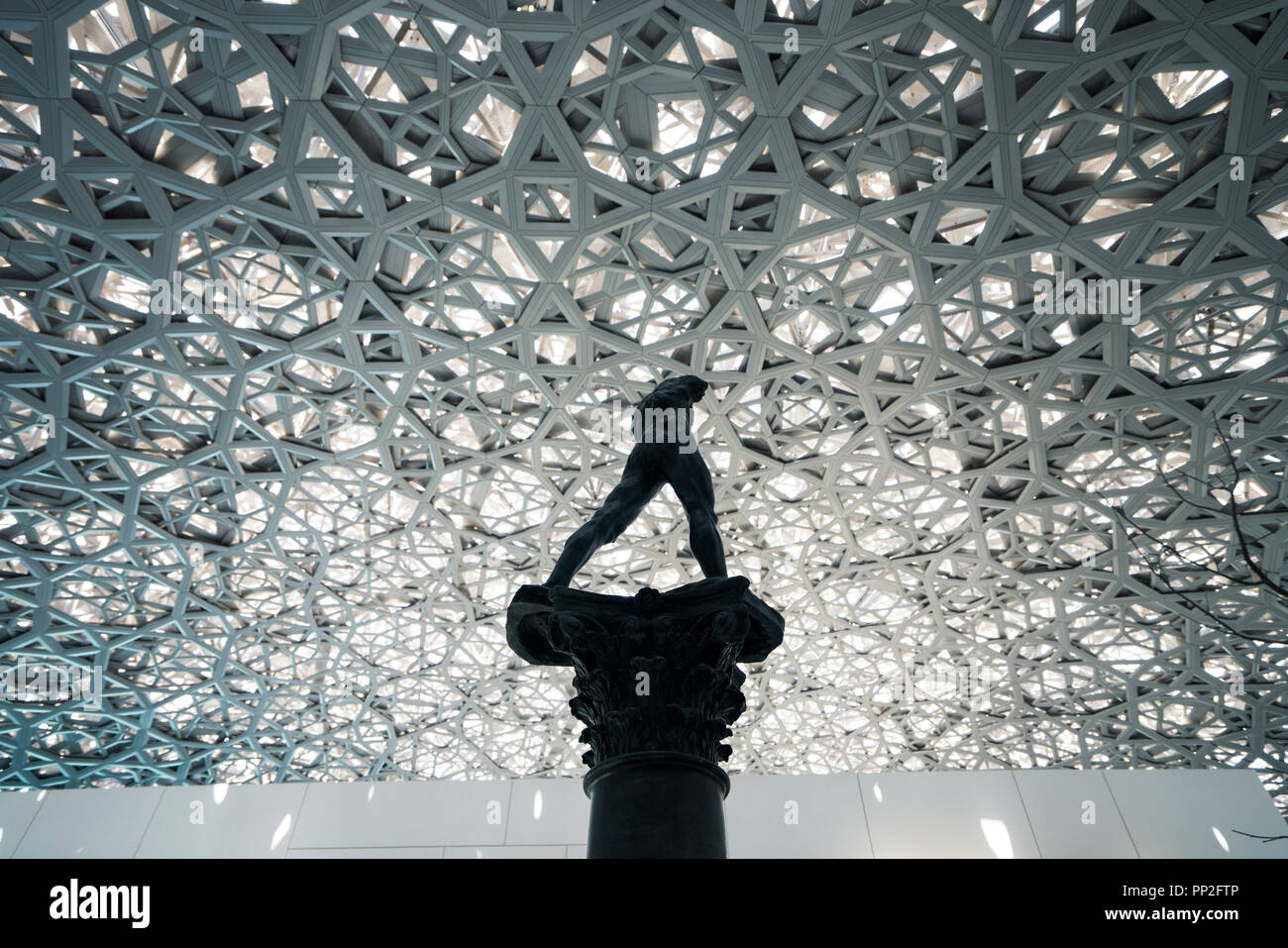 La scultura uomo a piedi, su una colonna di Auguste Rodin a Louvre Abu Dhabi, Emirati arabi uniti Foto Stock