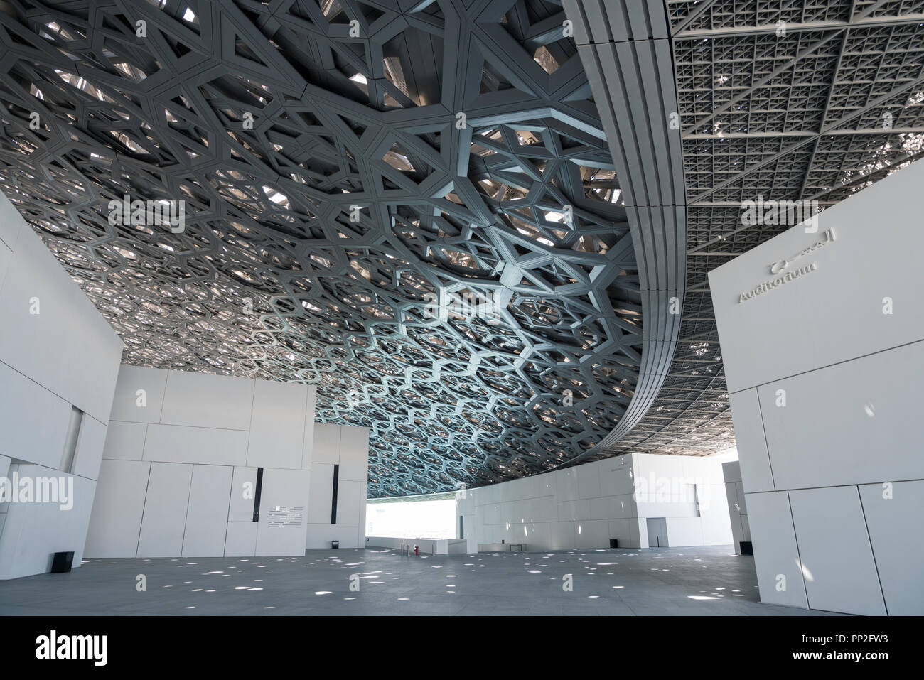 Interno del Louvre Abu Dhabi a Saadiyat isola il distretto culturale di Abu Dhabi, negli Emirati Arabi Uniti. Architetto Jean Nouvel Foto Stock