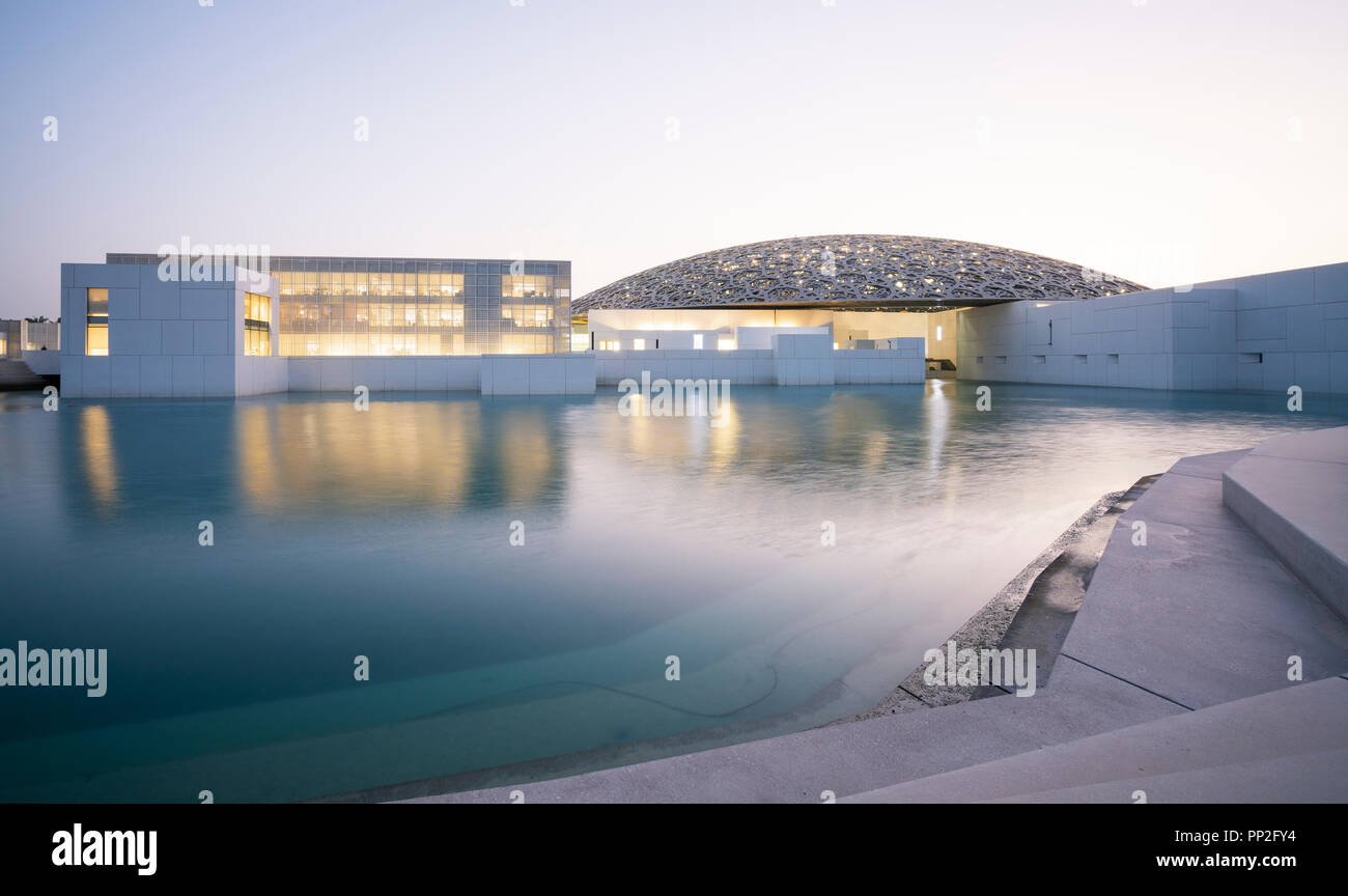 Esterno vista serale del Louvre Abu Dhabi a Saadiyat isola il distretto culturale di Abu Dhabi, negli Emirati Arabi Uniti. Architetto Jean Nouvel Foto Stock