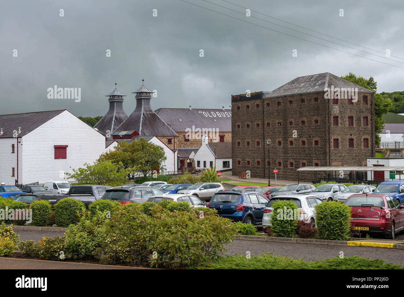 Bushmills, Norther Irlanda, Regno Unito - 6 Agosto 2018 : storico Old Bushmills Distillery noto per la sua Irish whiskey blend e una popolare turiste Foto Stock