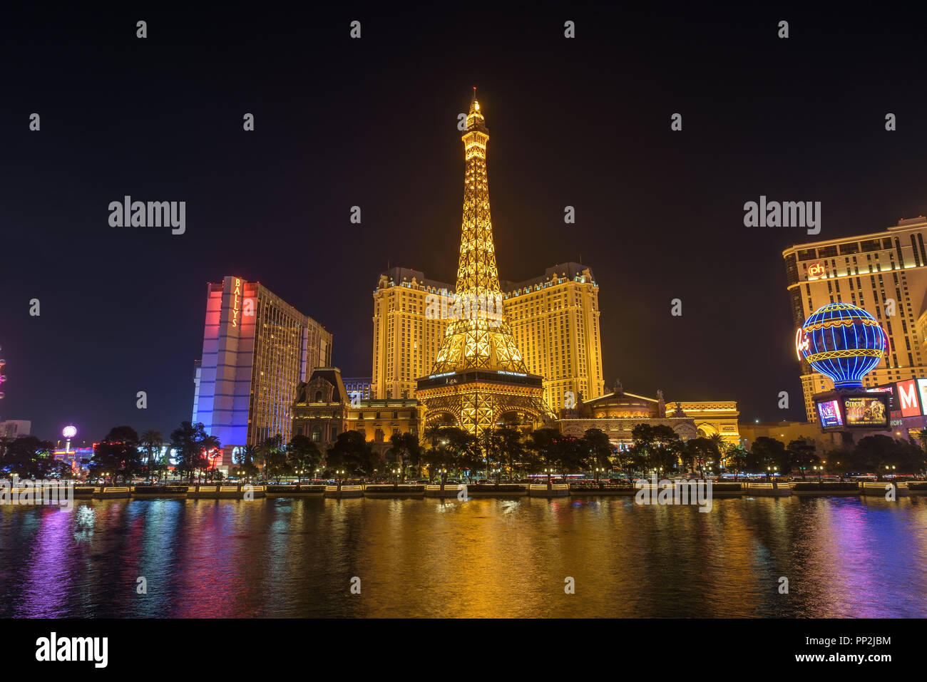 Las Vegas, Nevada, Stati Uniti d'America - 29 Dicembre 2017 : Paris Las Vegas Hotel e Casino con la replica della torre Eiffel di notte. Foto Stock