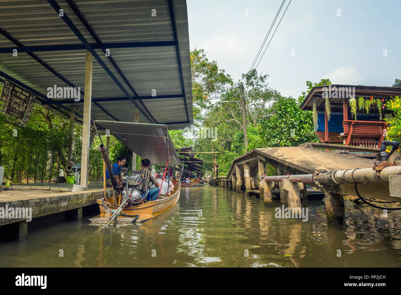 Damnoen Saduak, Tailandia - 1 Aprile 2018 : Negozi nel famoso mercato galleggiante vicino a Bangkok in Thailandia, visitato da molti turisti in barca. Foto Stock