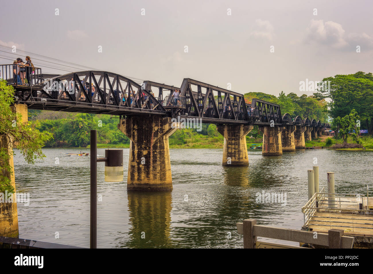 Kanchanaburi, Tailandia - 1 Aprile 2018 : i turisti vengono a visitare il famoso storico della seconda guerra mondiale il ponte sul fiume Kwai e la Ferrovia della Morte. Foto Stock