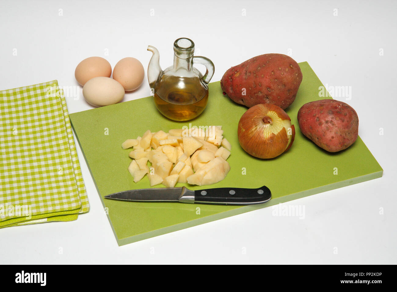 Insalata di pomodoro con la frittata. Passo dopo passo. Piatto preparato: BRBAN0 Foto Stock
