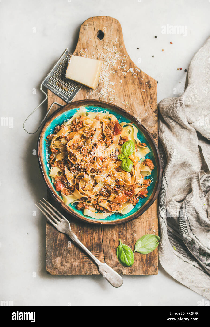Italian pasta tradizionale cena con Tagliatelle alla bolognese, vista dall'alto Foto Stock