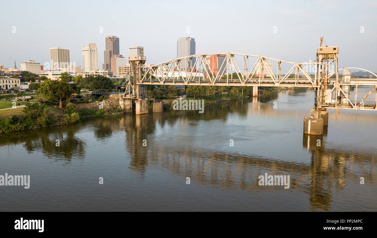La città capitale di Arkansas a Little Rock è dietro la trasformata ponte ferroviario Foto Stock