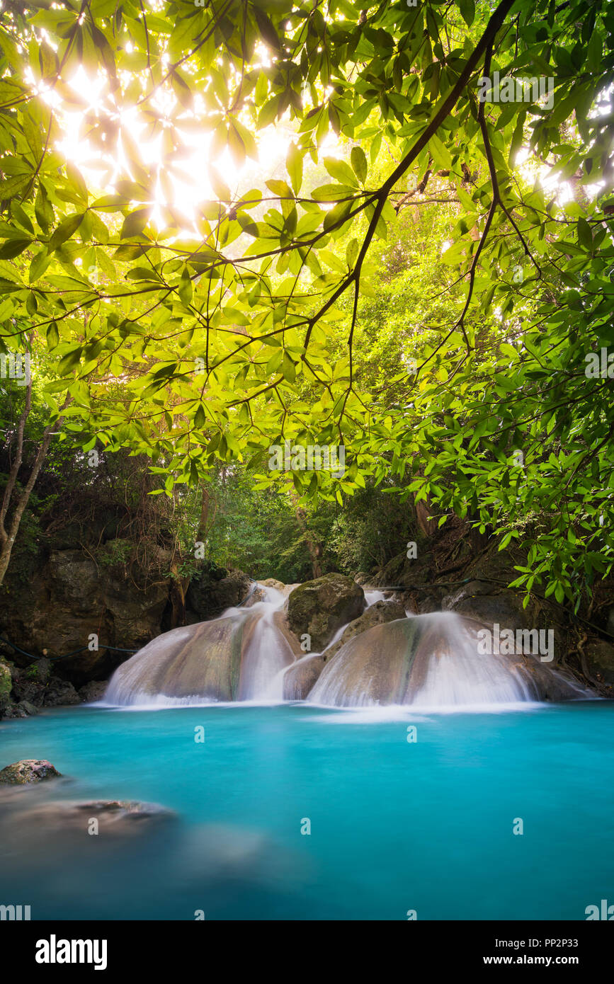 Erawan cascata in Thailandia è individuare in Kanchanaburi Provience. Questa cascata si trova nel Parco Nazionale di Erawan all'interno della foresta. Il livello 4 da tutti e 7 i. Foto Stock