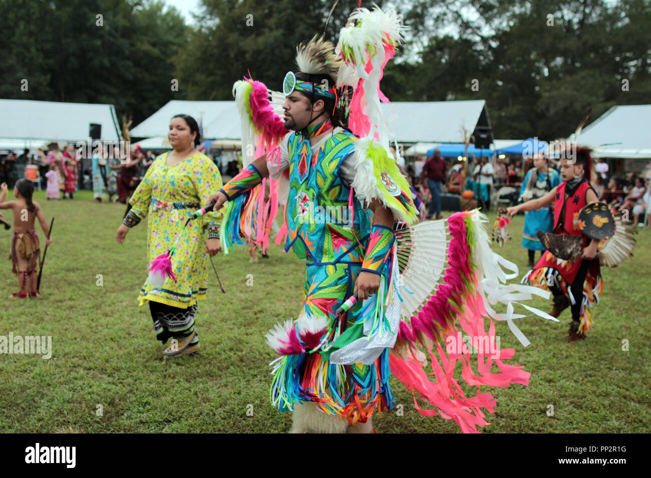 Native American artisti interpreti o esecutori in costumi tradizionali balli presso l annuale tribù indiana Fall Festival e Pow Wow, Virginia, Stati Uniti d'America Foto Stock