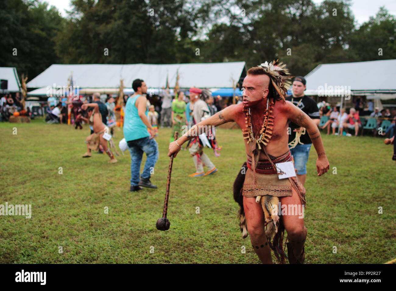 Native American artisti interpreti o esecutori in costumi tradizionali balli presso l annuale tribù indiana Fall Festival e Pow Wow, Virginia, Stati Uniti d'America Foto Stock