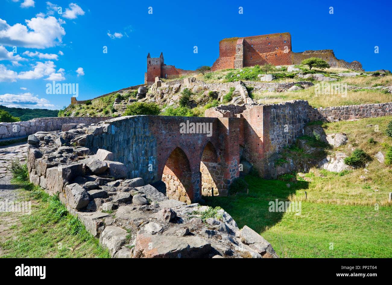 Il castello di Hammershus - la più grande del Nord Europa rovine del castello situato a ripida roccia di granito sulla costa del Mar Baltico, Bornholm, Danimarca Foto Stock