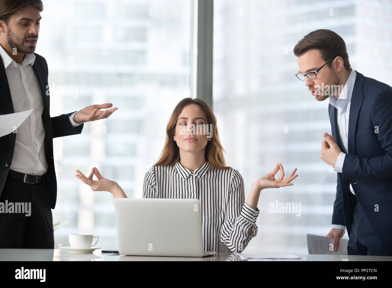Calma femmina di gestire lo stress sul posto di lavoro non coinvolti nei combattimenti Foto Stock
