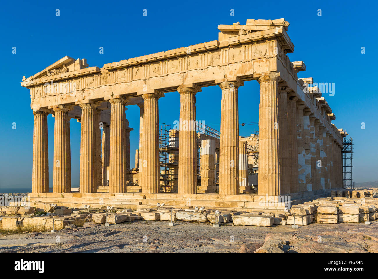 Il Partenone dell'acropoli ateniese con cielo blu in background Foto Stock