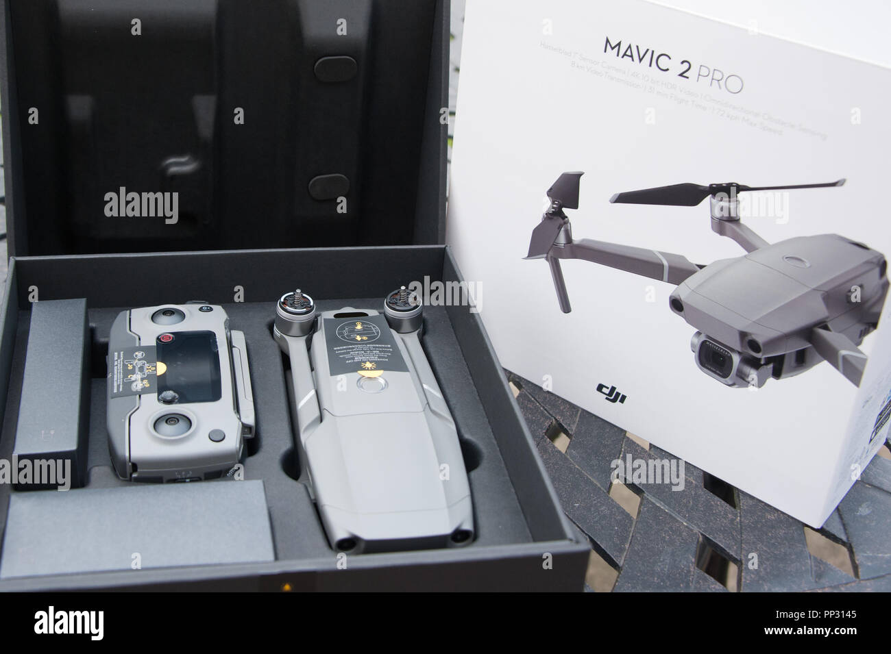 Il nome Mavic 2 Pro drone è stato rilasciato per la vendita nel settembre 2018 dalla società DJI e viene fornito in un presentato splendidamente box Foto Stock