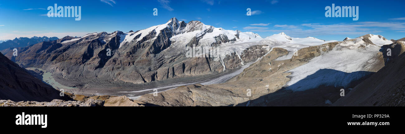 Vista panoramica di la montagna più alta dell'Austria Grossglockner in declino con ghiacciaio Pasterze, lasciando dietro di sé un lago glaciale Foto Stock