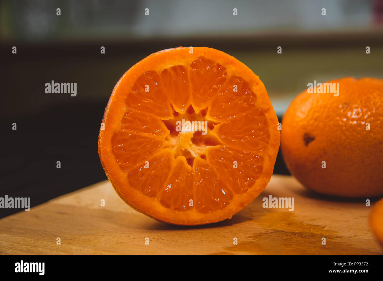 Bella arancio sani half cut che mostra la potenza della natura Foto Stock