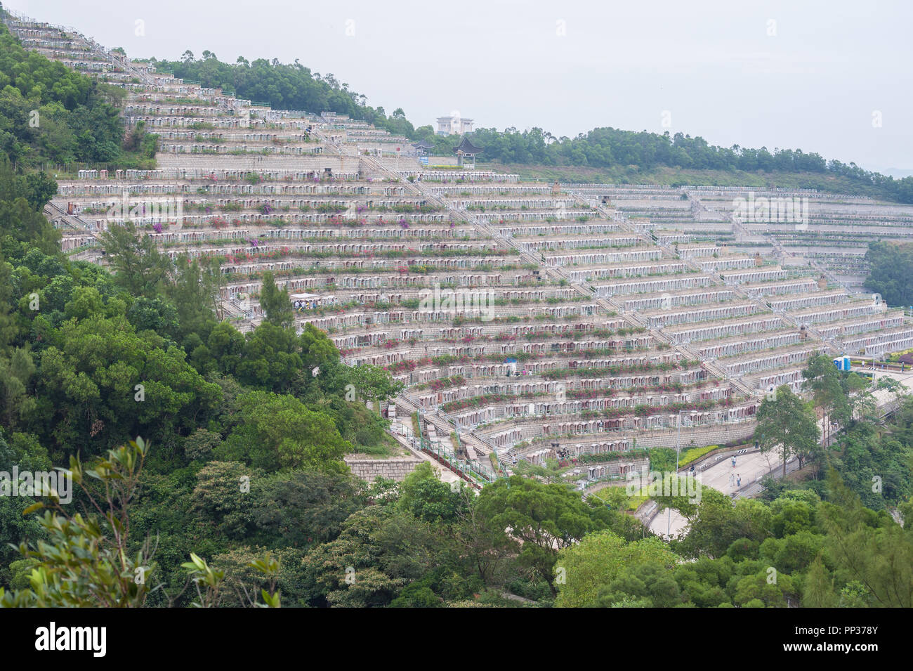 Tombe a schiera a Tseung Kwan O cinese Cimitero Permanente, Hong Kong Foto Stock