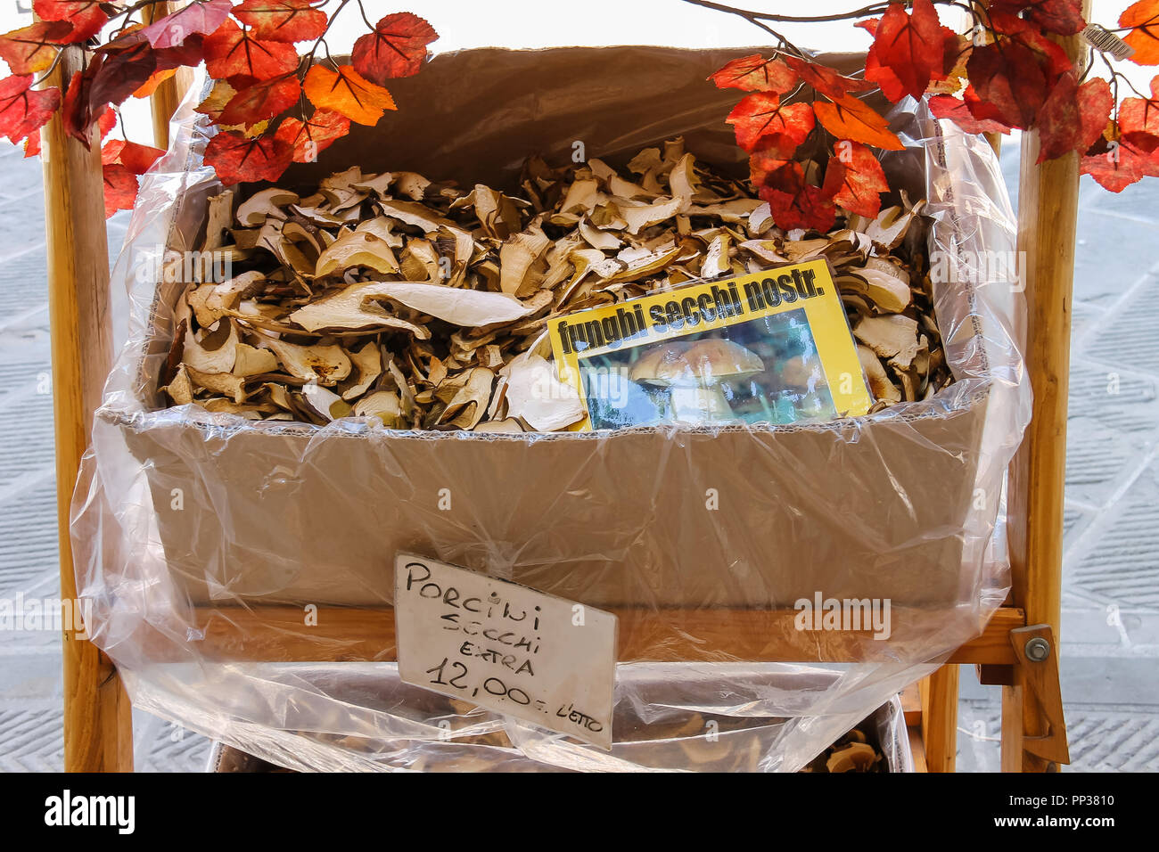 Fanano, Italia - Luglio 3, 2016: funghi porcini secchi in vendita di strada Foto Stock