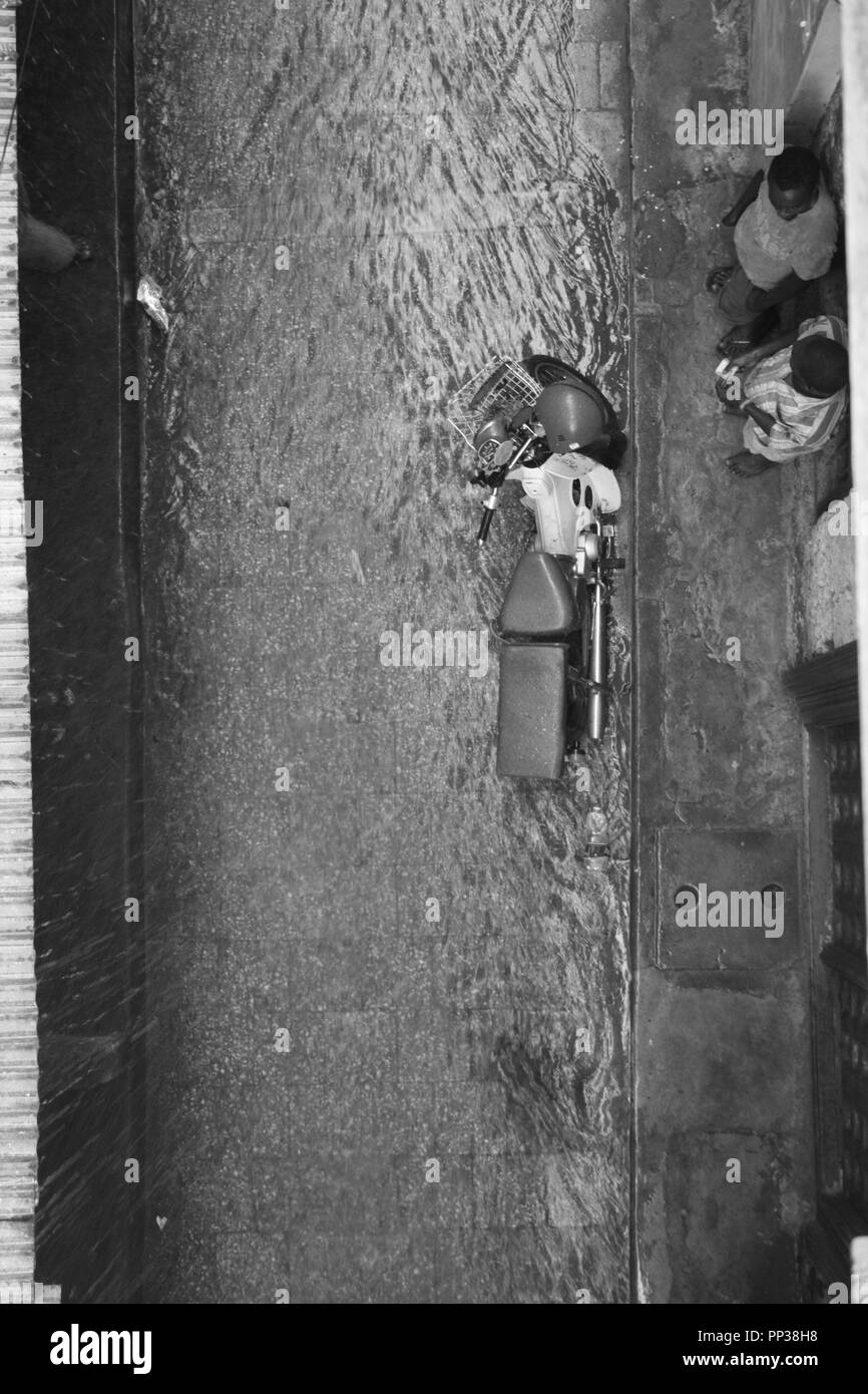 In attesa che la pioggia di passare Foto Stock