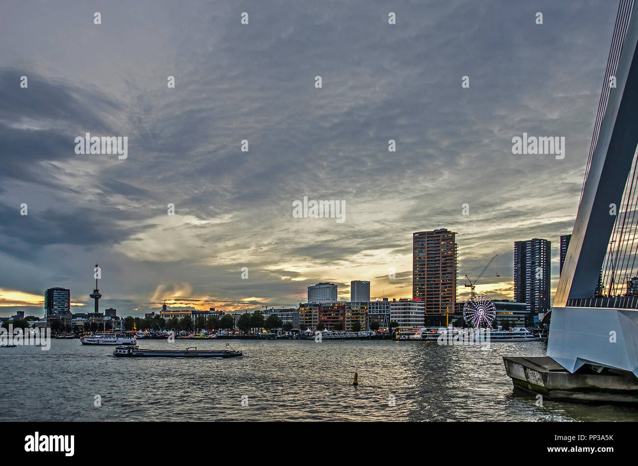 Rotterdam, Paesi Bassi, 8 Settembre 2018: vista su Nieuwe Maas fiume al tramonto durante il mondo giorni porta con una porzione del ponte Erasmus Foto Stock