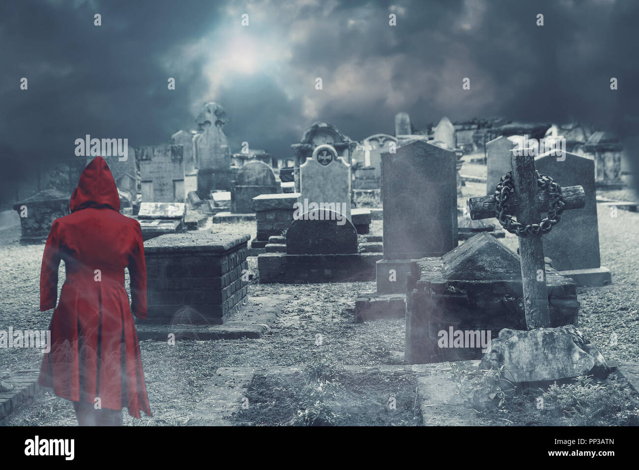 Ghost su haunted cimitero Foto Stock