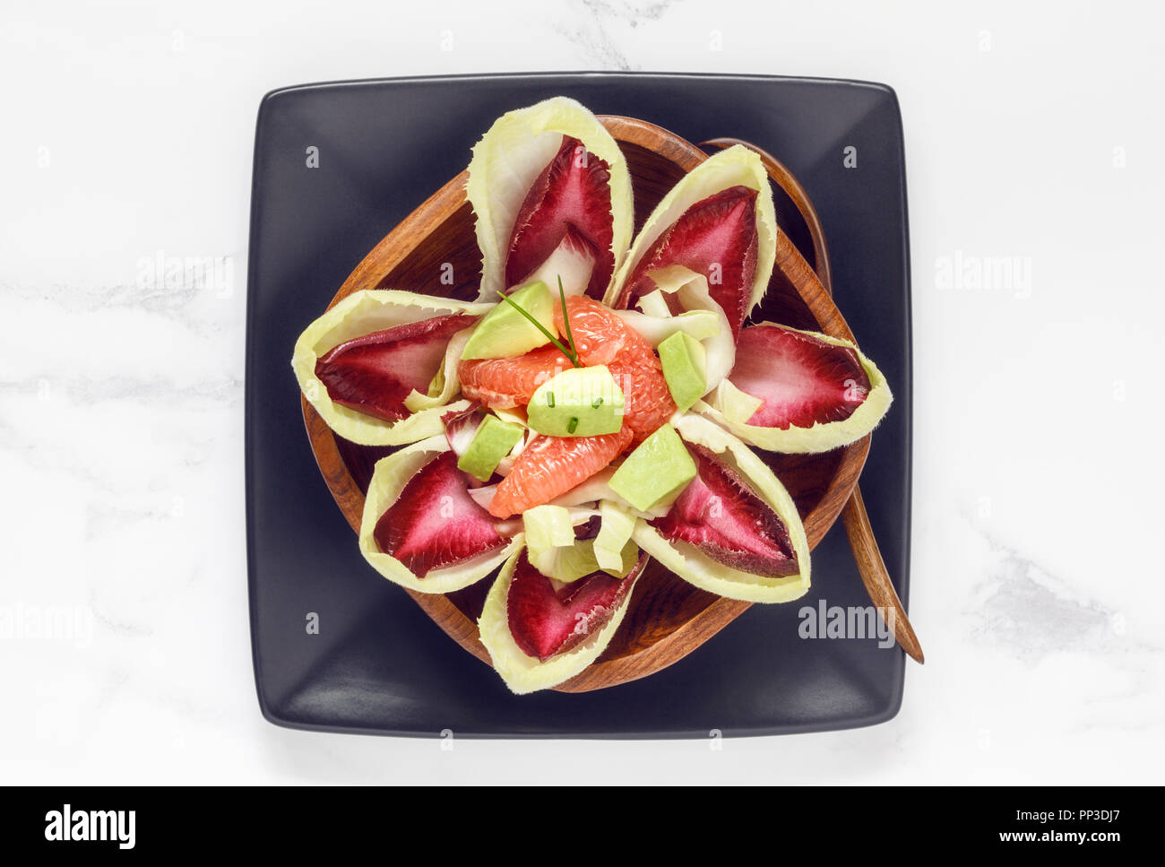 Il bianco e il rosso di cicoria con insalata di avocado e pompelmi Foto Stock