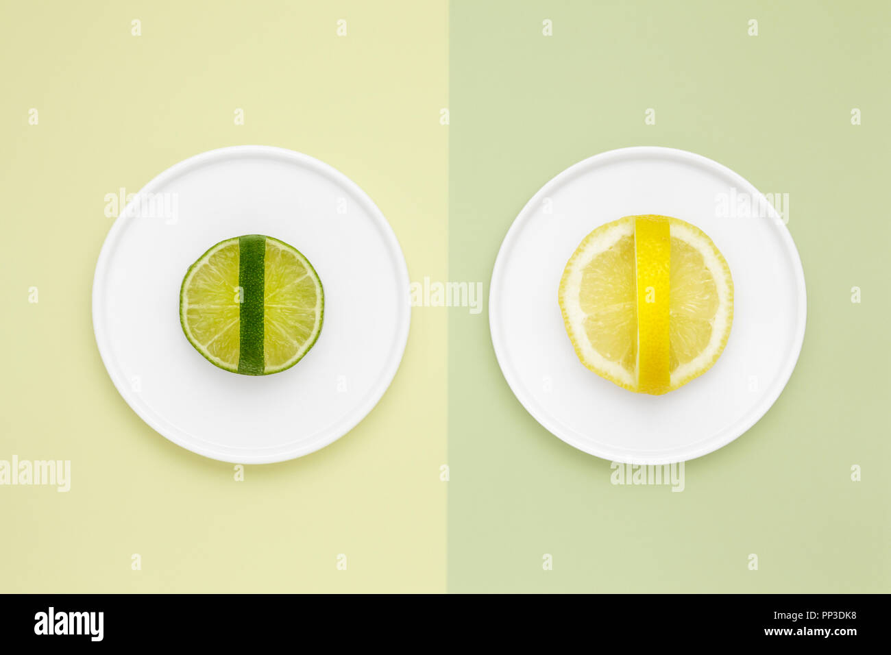 Lime e limone verde e sfondo giallo Foto Stock