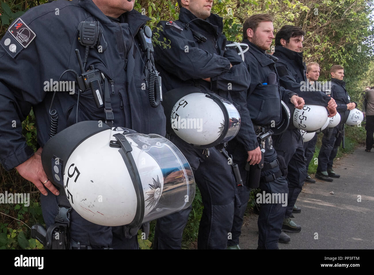 Non-violenta dimostrazione ambientale contro RWE di miniere di lignite e contro la distruzione della foresta di Hambach, Germania. l'espulsione di dimostranti Foto Stock