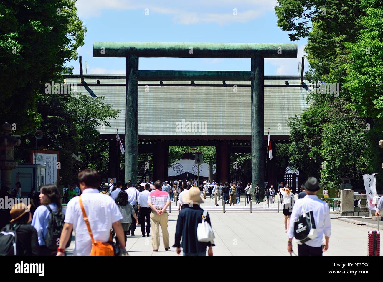 Persone che visitano il santuario Yasukuni di Tokyo, Giappone Foto Stock