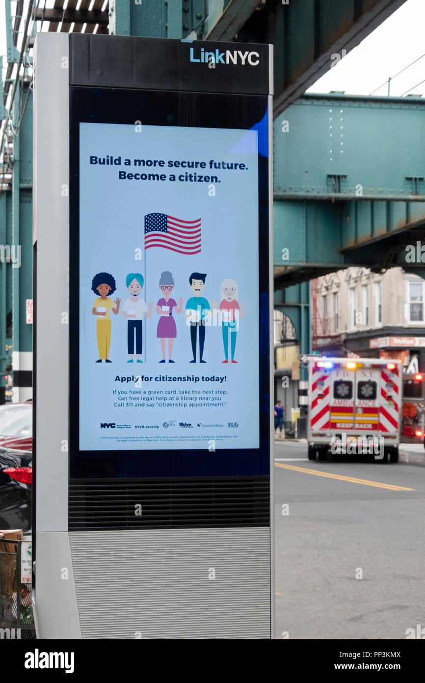 Una lingua spagnola messaggio su un collegamento nella schermata di NYC incoraggiare gli immigrati con le carte verdi a registrarsi per votare. In Queens, NYC Foto Stock