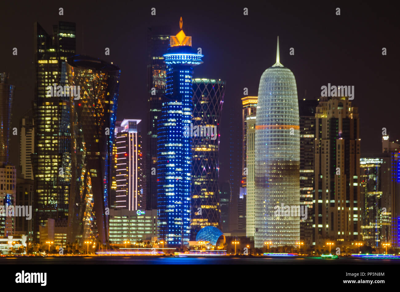 Doha città di notte, in Qatar Foto Stock