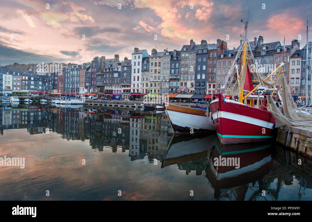 Piccolo porto di mare. Porto di Honfleur, Francia Foto Stock