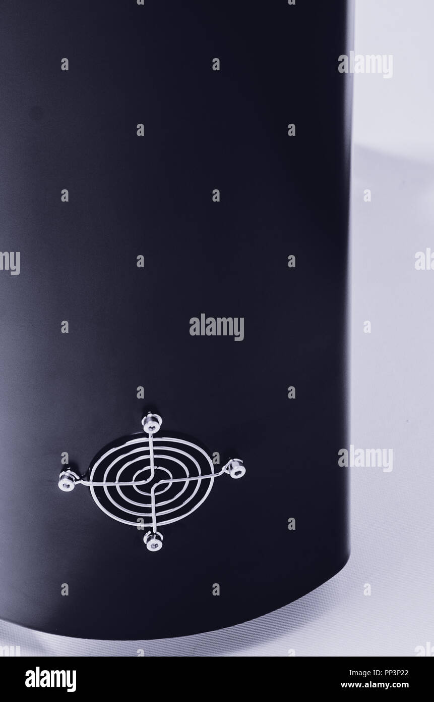 Di raffreddamento dello scambiatore di calore della CPU su un involucro scuro. Le ventole di raffreddamento sono illuminati Foto Stock