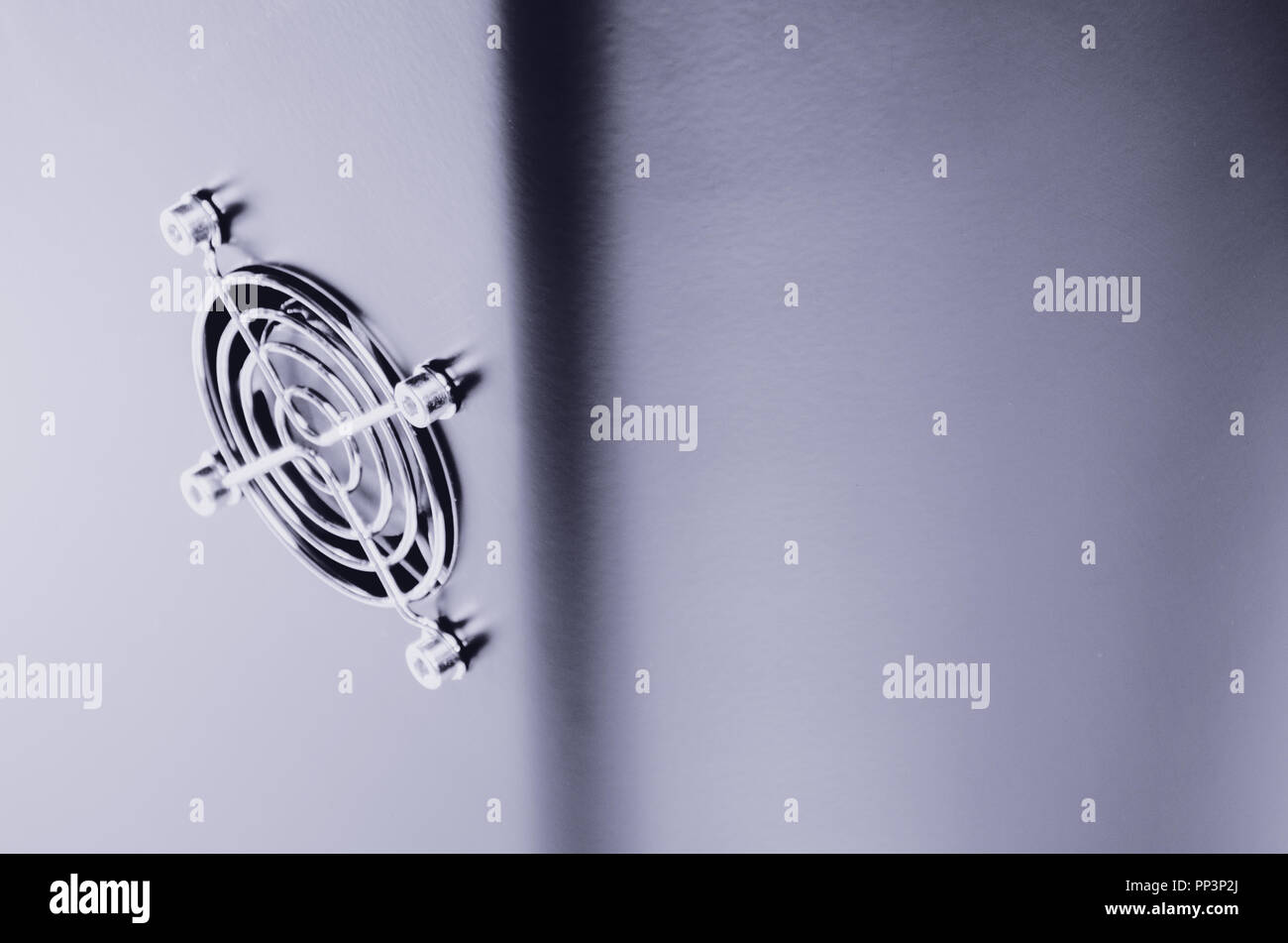 Di raffreddamento dello scambiatore di calore della CPU su un involucro scuro. Le ventole di raffreddamento sono illuminati Foto Stock